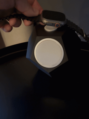 Încărcător wireless iPhone și Apple Watch cu elemente compatibile și design geometric modern